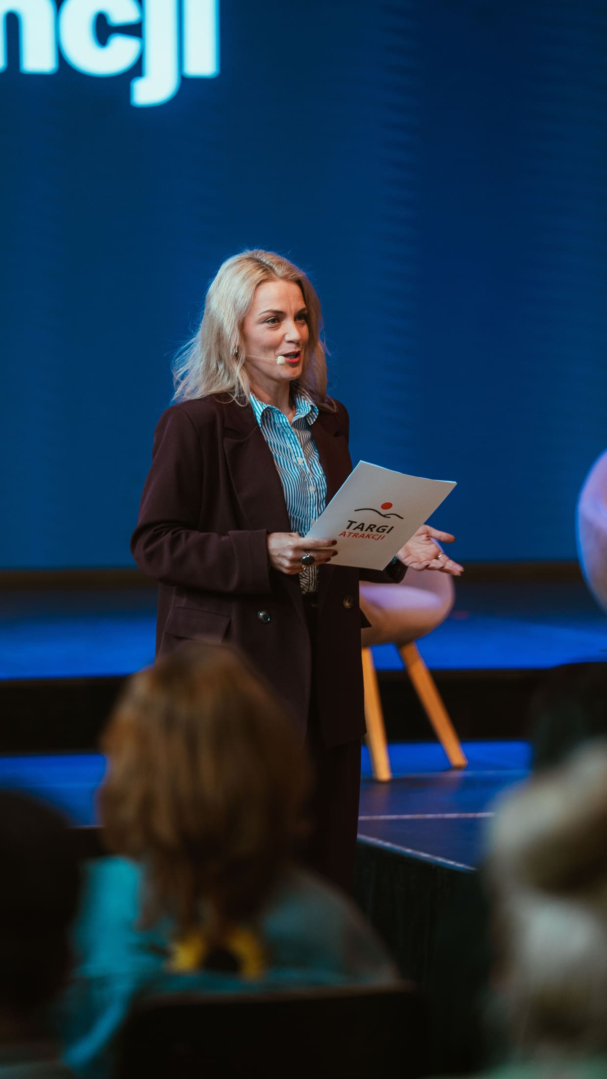 Aneta Legierska-Bujok moderuje panel dyskusyjny na scenie Targów Atrakcji