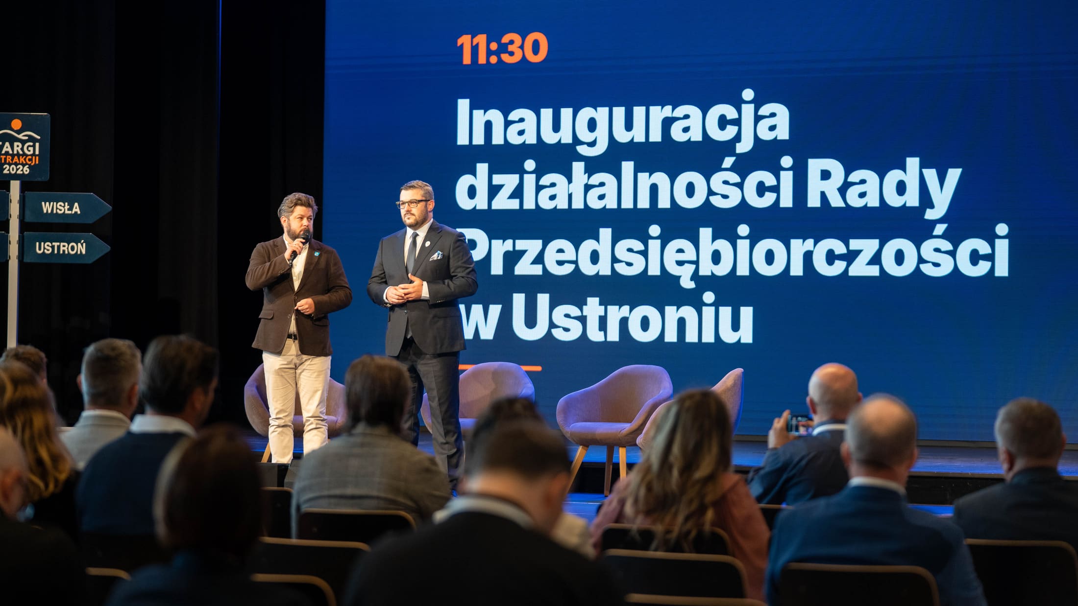 Burmistrz Ustronia Paweł Sztefek i Przewodniczący Rady Miasta Michał Kubok ogłaszają inaugurację Rady Przedsiębiorczości Miasta Ustroń ze sceny